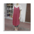 オーガニックリネンのキャミワンピース（74 麻ガーネットローズ）を着用したイメージ。裾がUで涼しげな一枚｜MILFOIL