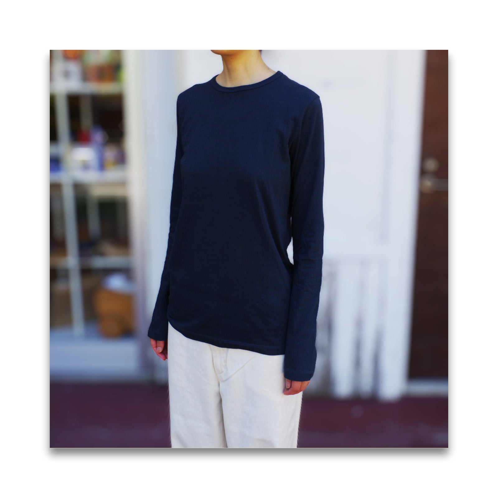 オーガニックコットンの天竺クルー長袖Tシャツ（27 グレーネイビー）を着用したイメージ。衿あき小さめの定番長袖｜MILFOIL