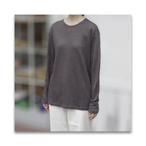 オーガニックリネンの長袖Tシャツ（88 麻グレーブラウン）を着用したイメージ。肌にまとわりつかない長袖｜MILFOIL