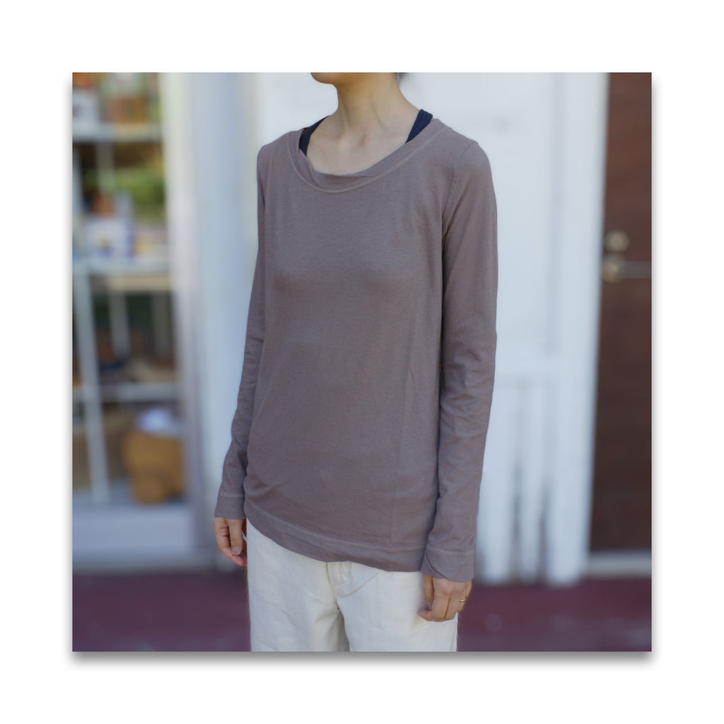オーガニックコットンの薄地長袖Tシャツ（83 モカ）を着用したイメージ。最も薄い長袖カットソー｜MILFOIL