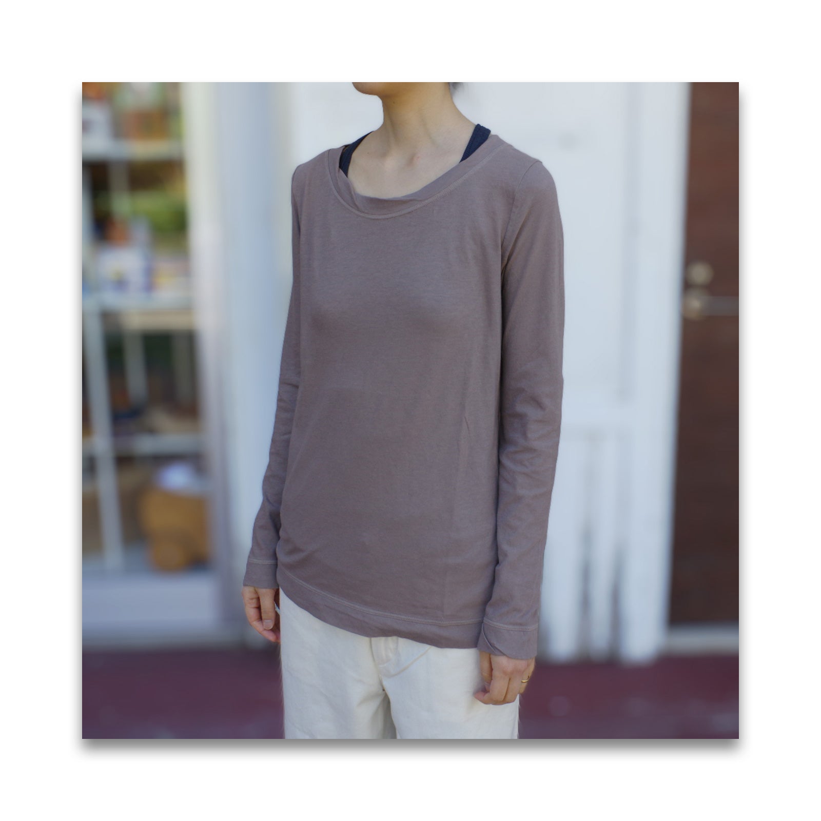 オーガニックコットンの薄地長袖Tシャツ（83 モカ）を着用したイメージ。最も薄い長袖カットソー｜MILFOIL