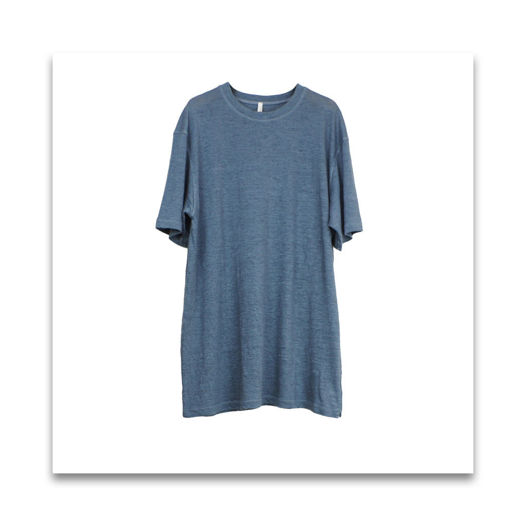 オーガニックリネンのmen's半袖Tシャツ（23 麻ブルーグレー）を着用したイメージ。落ち感のあるクルーネック｜MILFOIL