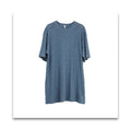 オーガニックリネンのmen's半袖Tシャツ（23 麻ブルーグレー）を着用したイメージ。落ち感のあるクルーネック｜MILFOIL